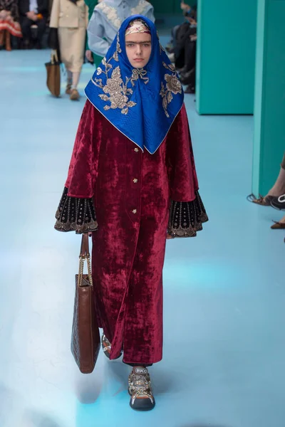 Look 10